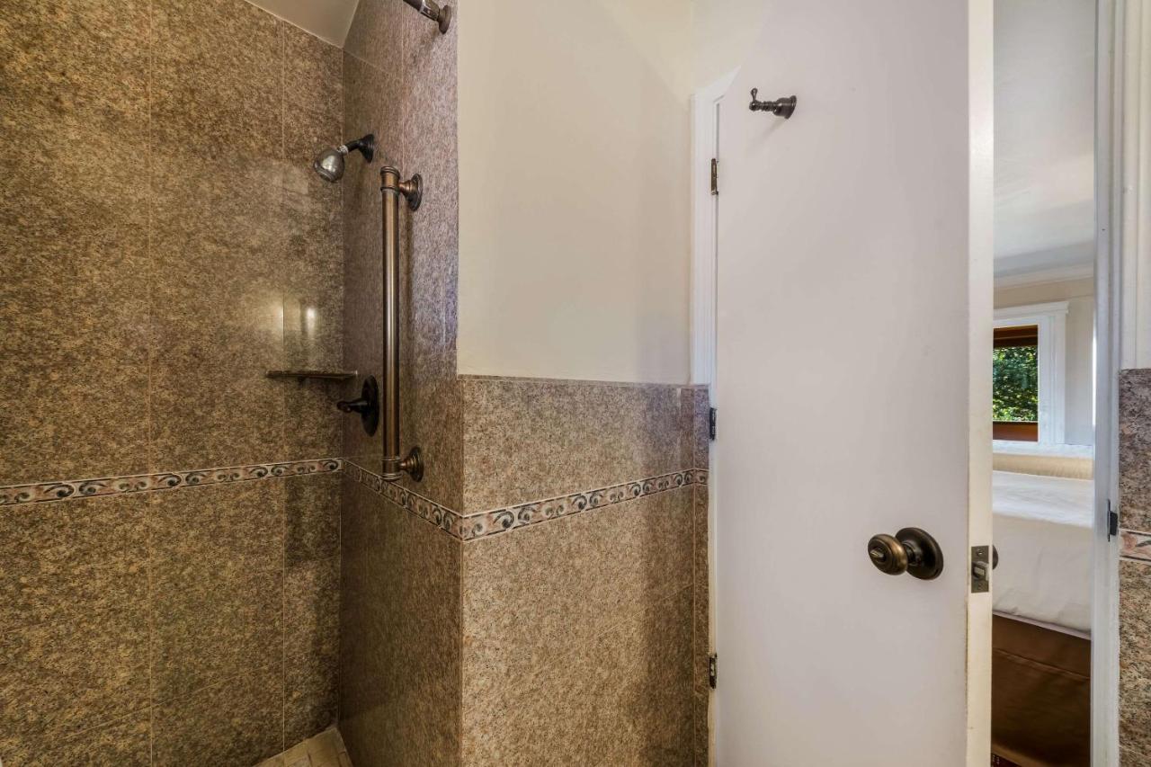 Clarion Collection Carmel Oaks Inn Экстерьер фото