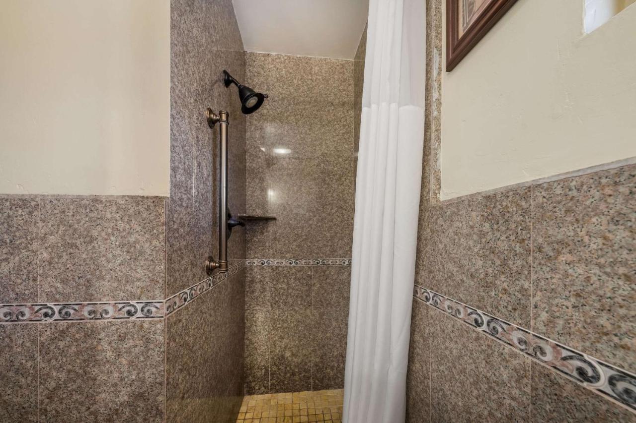 Clarion Collection Carmel Oaks Inn Экстерьер фото